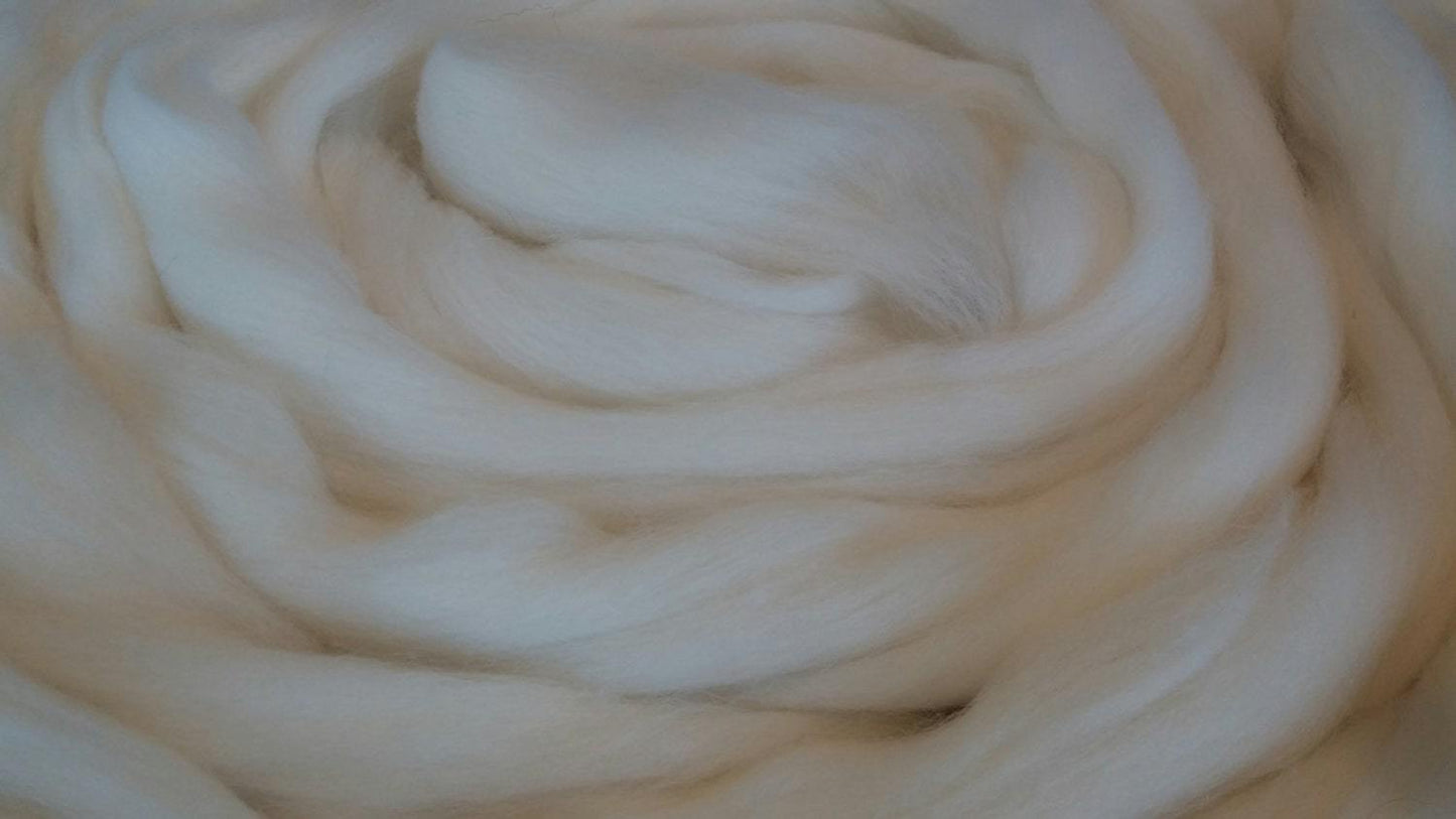 Spinning Wool MERINO 23 mic Super Soft Wonderful handfeel a Joy to Spin into yarn! Beginners and experianced Love our wool!
