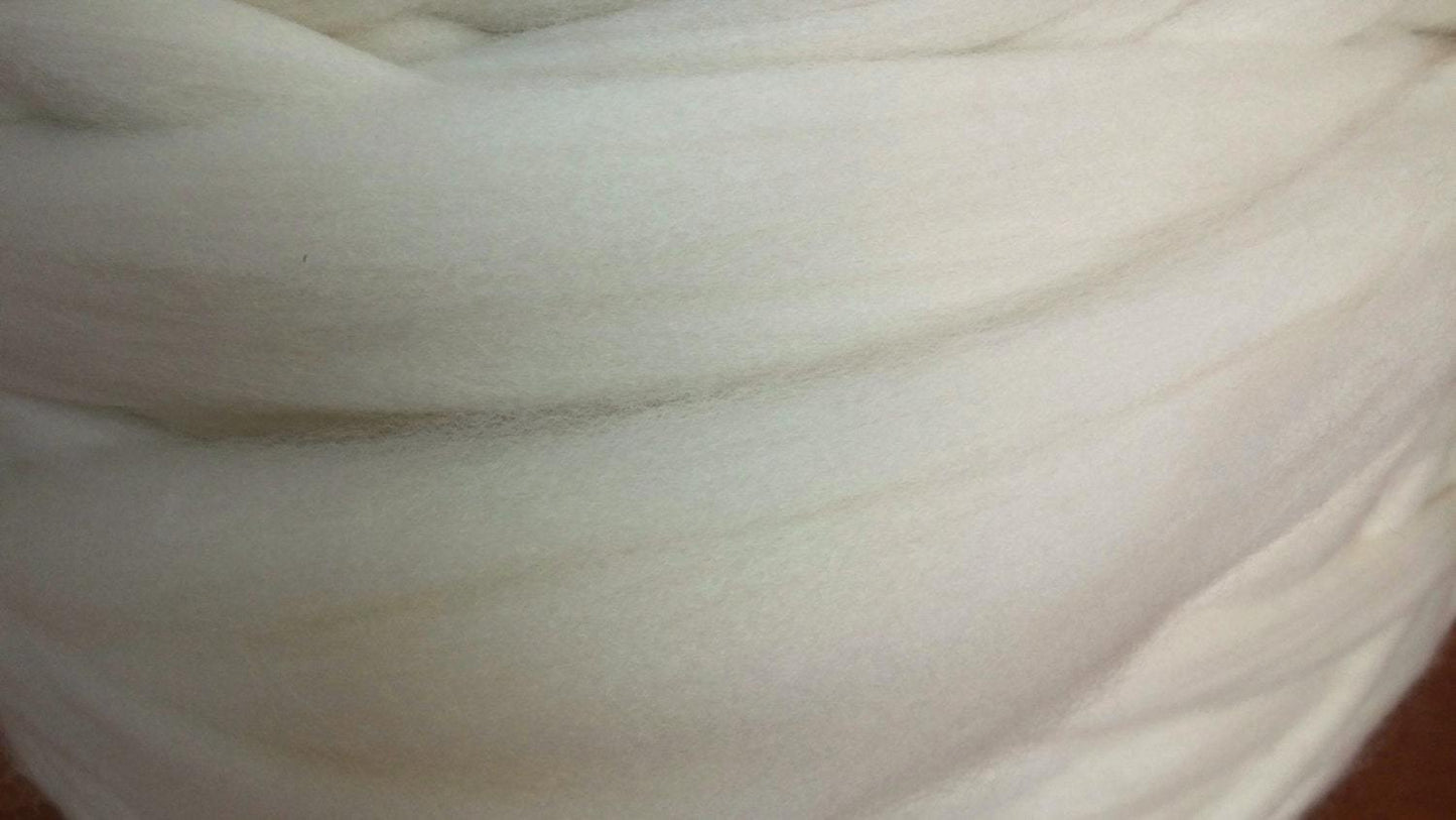 Spinning Wool MERINO 23 mic Super Soft Wonderful handfeel a Joy to Spin into yarn! Beginners and experianced Love our wool!